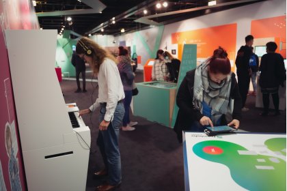 Picture of the 2019 exhibition at the MS Wissenschaft featuring AI topics (Copyright: Ilja Hendel/WiD). Picture of the 2019 exhibition at the MS Wissenschaft featuring AI topics (Copyright: Ilja Hendel/WiD)